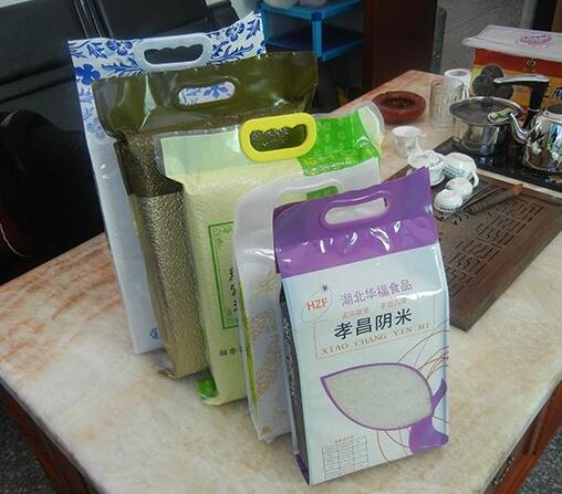 Das Design von Reissäcken sollte sich auf Markenkonzept und Farbpositionierun...